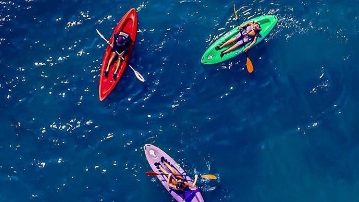 3 people tootega pulse 85s 3 tootega pulse 85s on the water with people paddling them